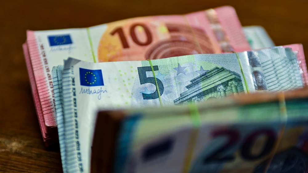 Rrezohet Euro, prek minimumin e ri historik ne tregun vendas
